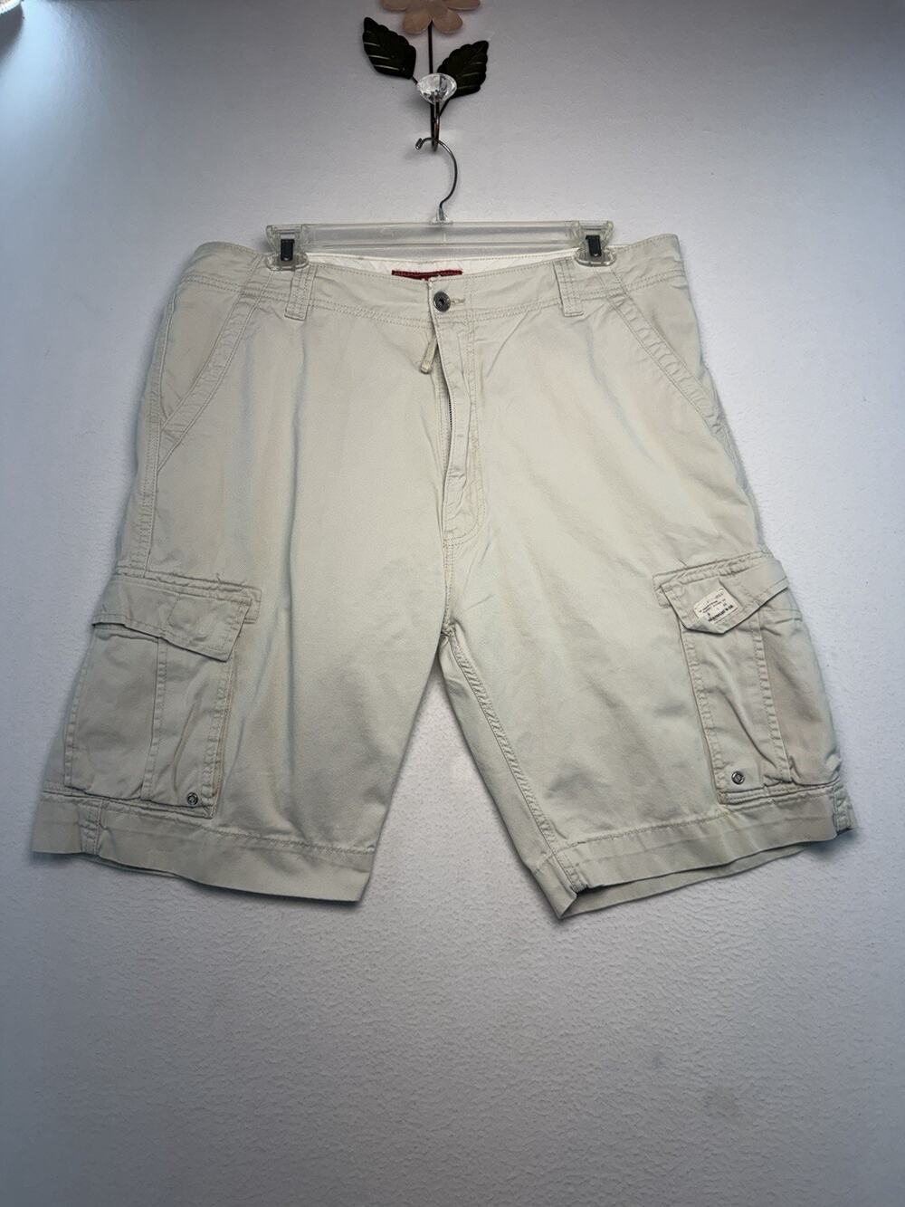 Levi’s Cream Men’s Cargo Shorts Size 40 Beach Travel Hiking Fishing Casual